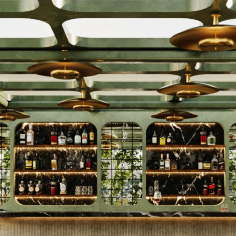 Bar con luces colgantes y estanter&iacute;as de botellas tras vitrinas.