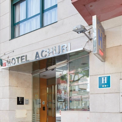 Entrada del Hotel Ac. Mur con se&ntilde;al y c&aacute;mara de seguridad.
