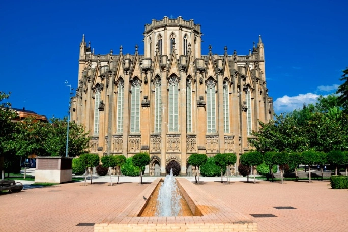 Fachada g&oacute;tica de la Catedral de Le&oacute;n con fuente en primer plano.