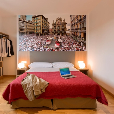 Dormitorio con pared decorada y foto de muchedumbre en plaza europea