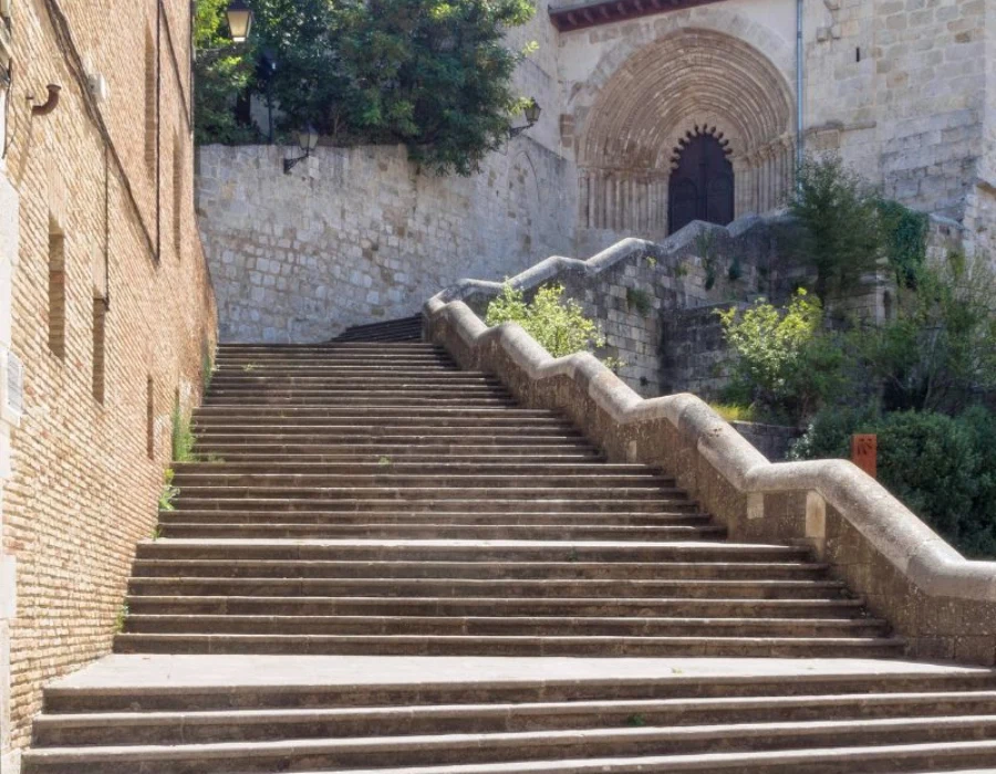 Escalinata de piedra con arcos antiguos y vegetaci&oacute;n al fondo