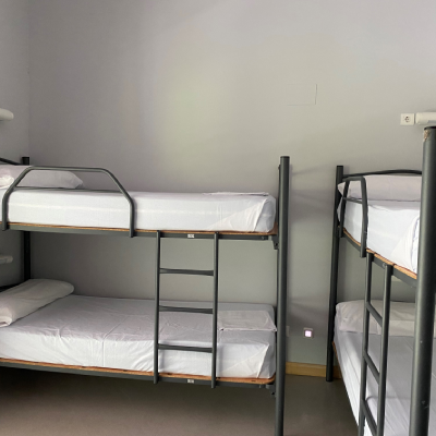 Literas con colchones en un dormitorio, dos camas tipo bunk-bed