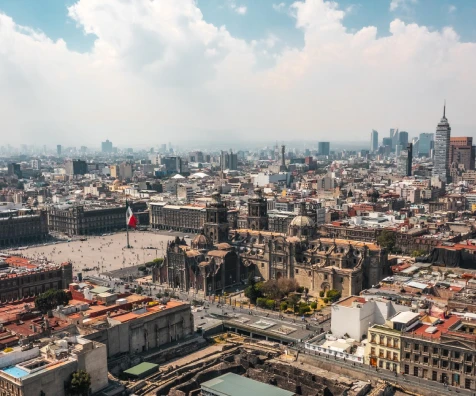 Vista panor&aacute;mica de la ciudad con r&iacute;o y edificios altos al fondo