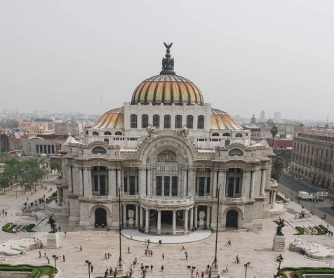 Fachada del Palacio de Bellas Artes con c&uacute;pula dorada en Ciudad de M&eacute;xico
