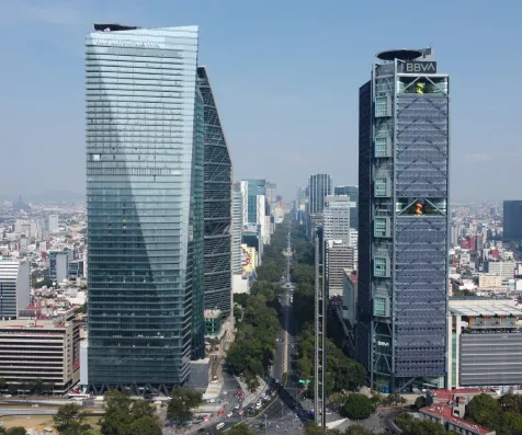 Vista de rascacielos en la ciudad, con torres altas y cielo despejado