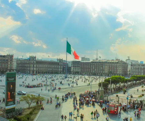 Plaza en Par&iacute;s con multitudes y la bandera italiana ondeando al fondo