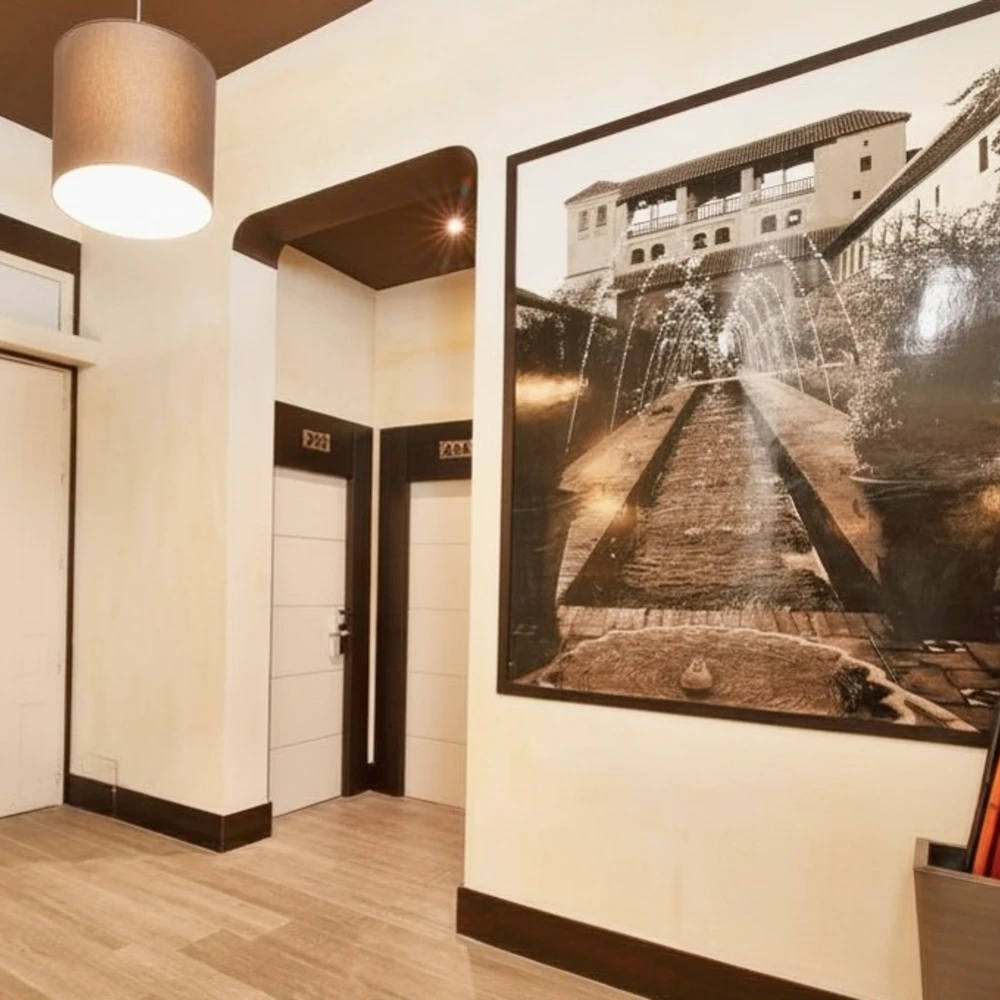 Interior moderno con puerta, iluminaci&oacute;n y mural de cascada urbana