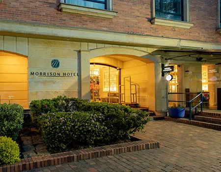 Entrada del Morrison Hotel con plantas y farola en la fachada