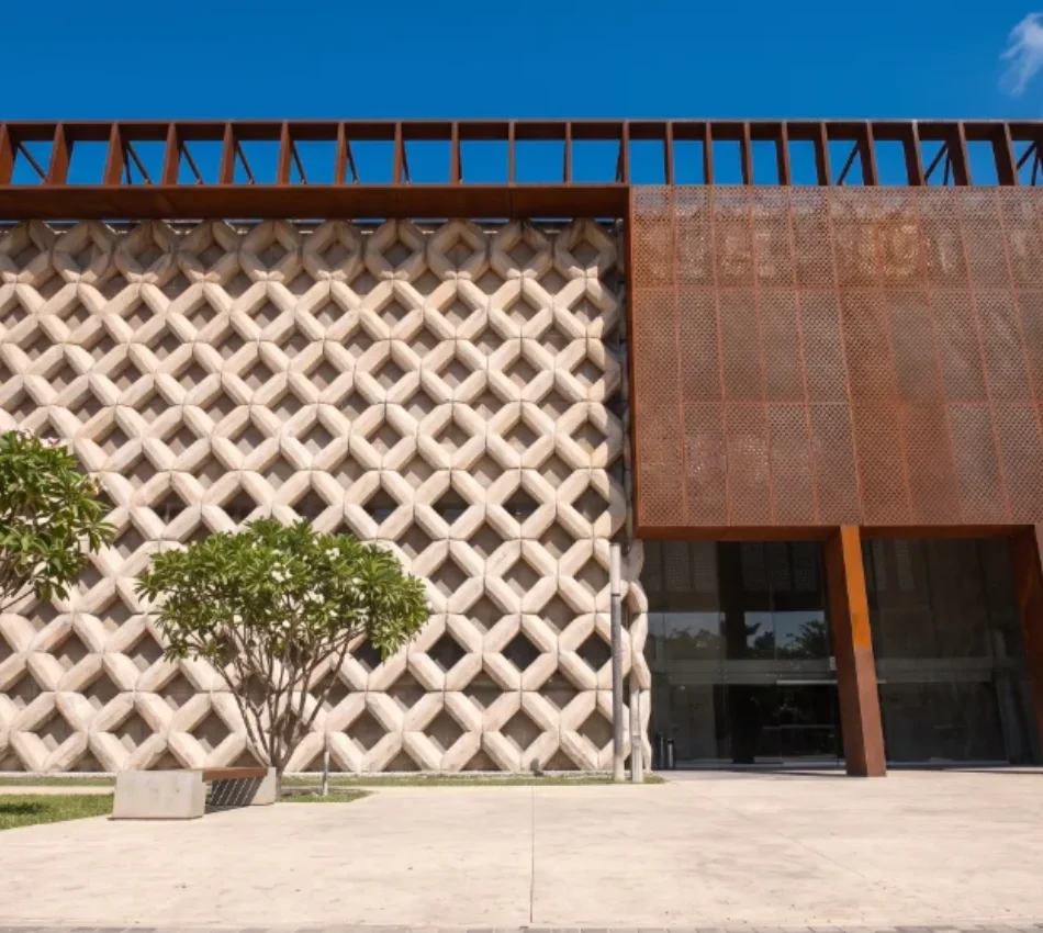 Fachada de edificio moderna con paneles de celos&iacute;a y gran patio.