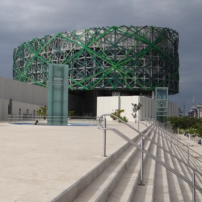Estructura circular de acero verde y blanca en recinto industrial al aire libre