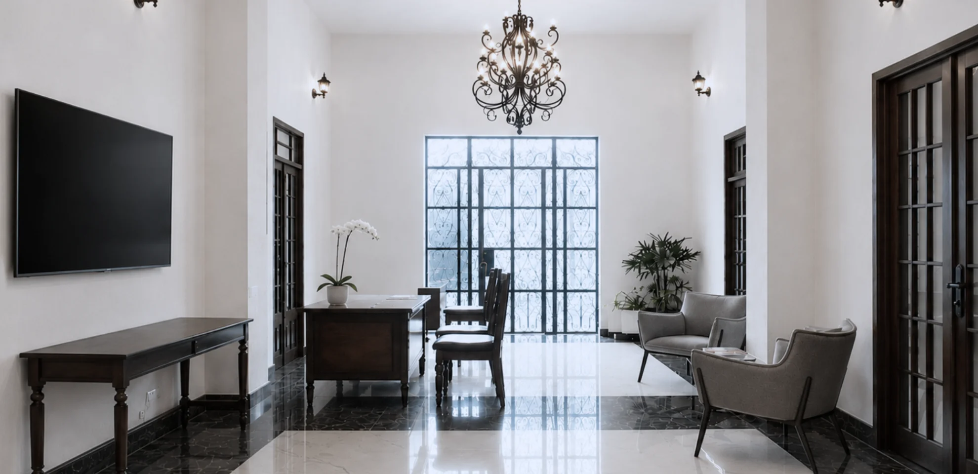 Sala moderna con l&aacute;mpara de ara&ntilde;a, ventanas y muebles grises