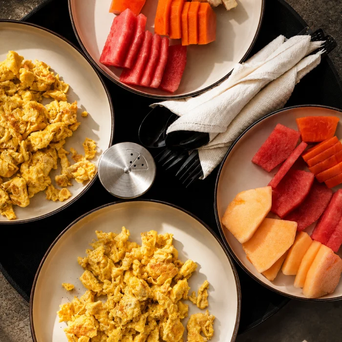 Platos con frutas y verduras: sand&iacute;a, mel&oacute;n, zanahoria y pat&eacute; de huevo.