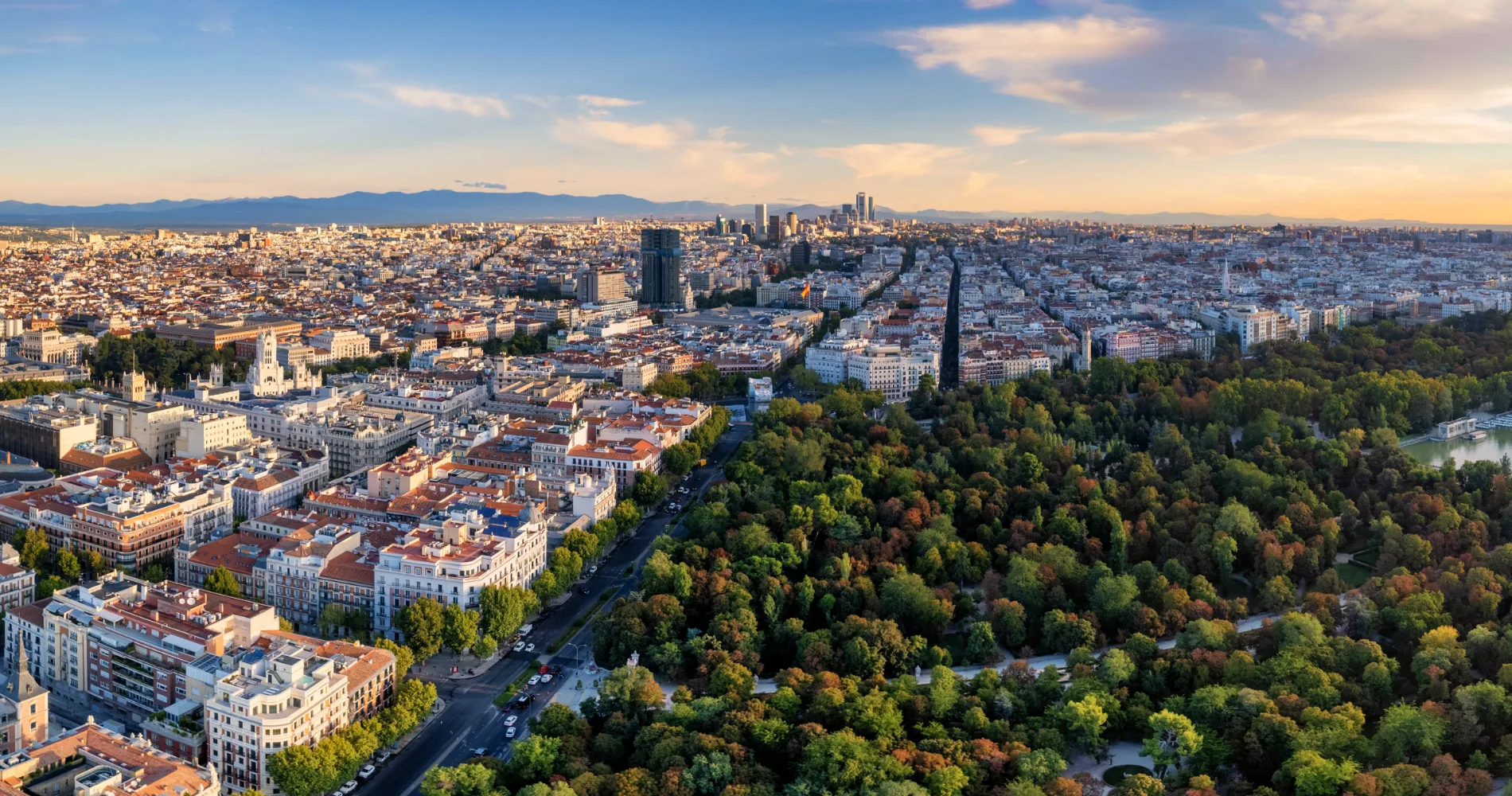 Vista a&eacute;rea de Madrid al atardecer con edificios y parques verdes