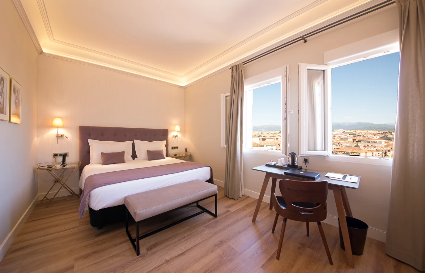 Dormitorio moderno con cama doble y escritorio junto a ventana con vista