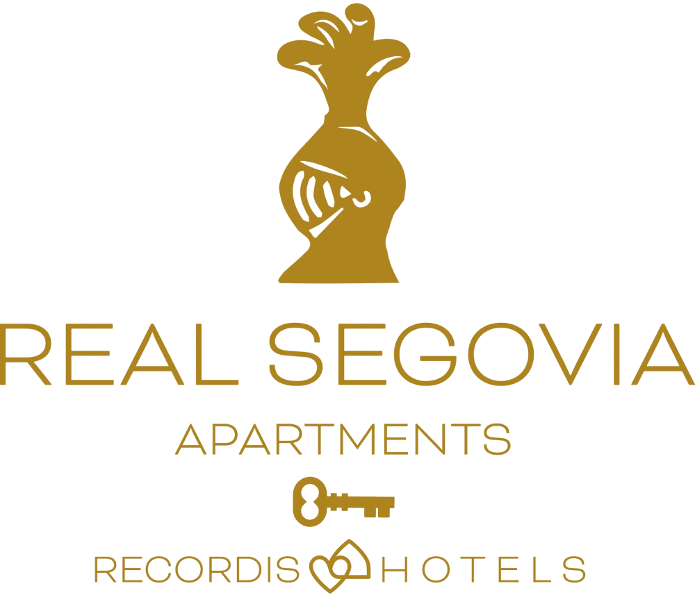 Logo dorado &ldquo;Real Segovia Apartments&rdquo; con llave y silueta decorativa