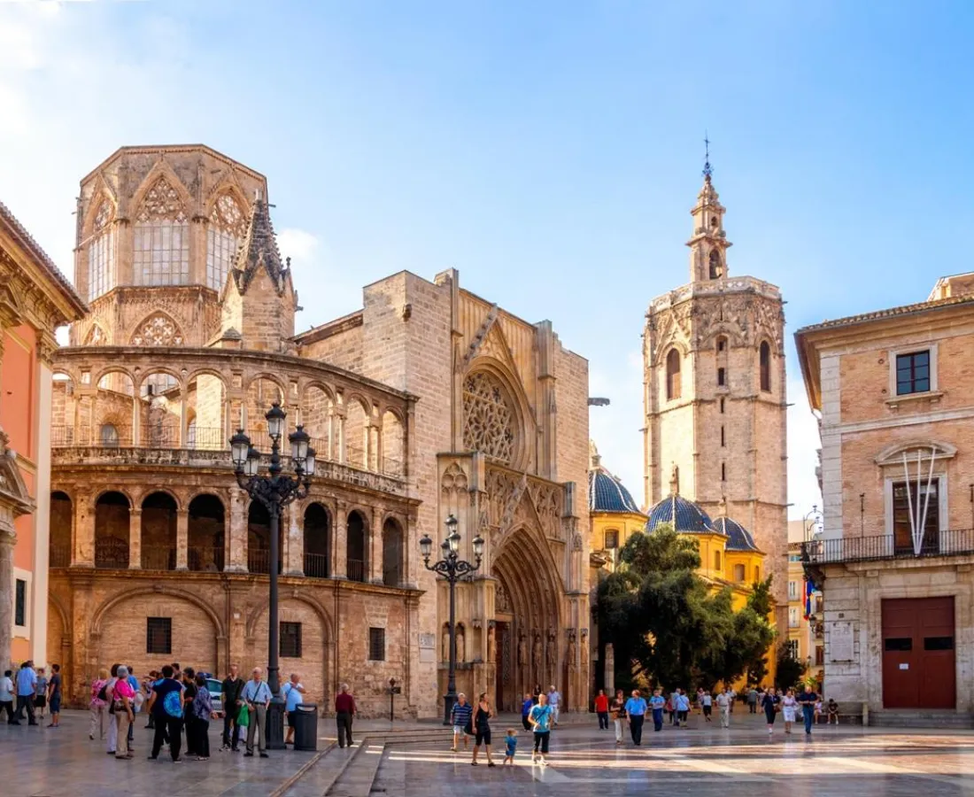 Catedral y torres de estilo g&oacute;tico en una plaza con turistas