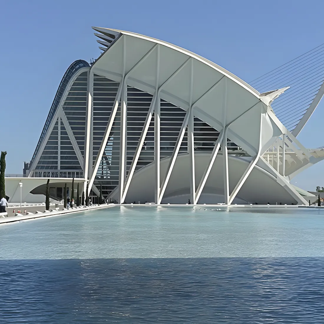 Arquitectura moderna blanca con grandes paneles y piscina frente al cielo azul