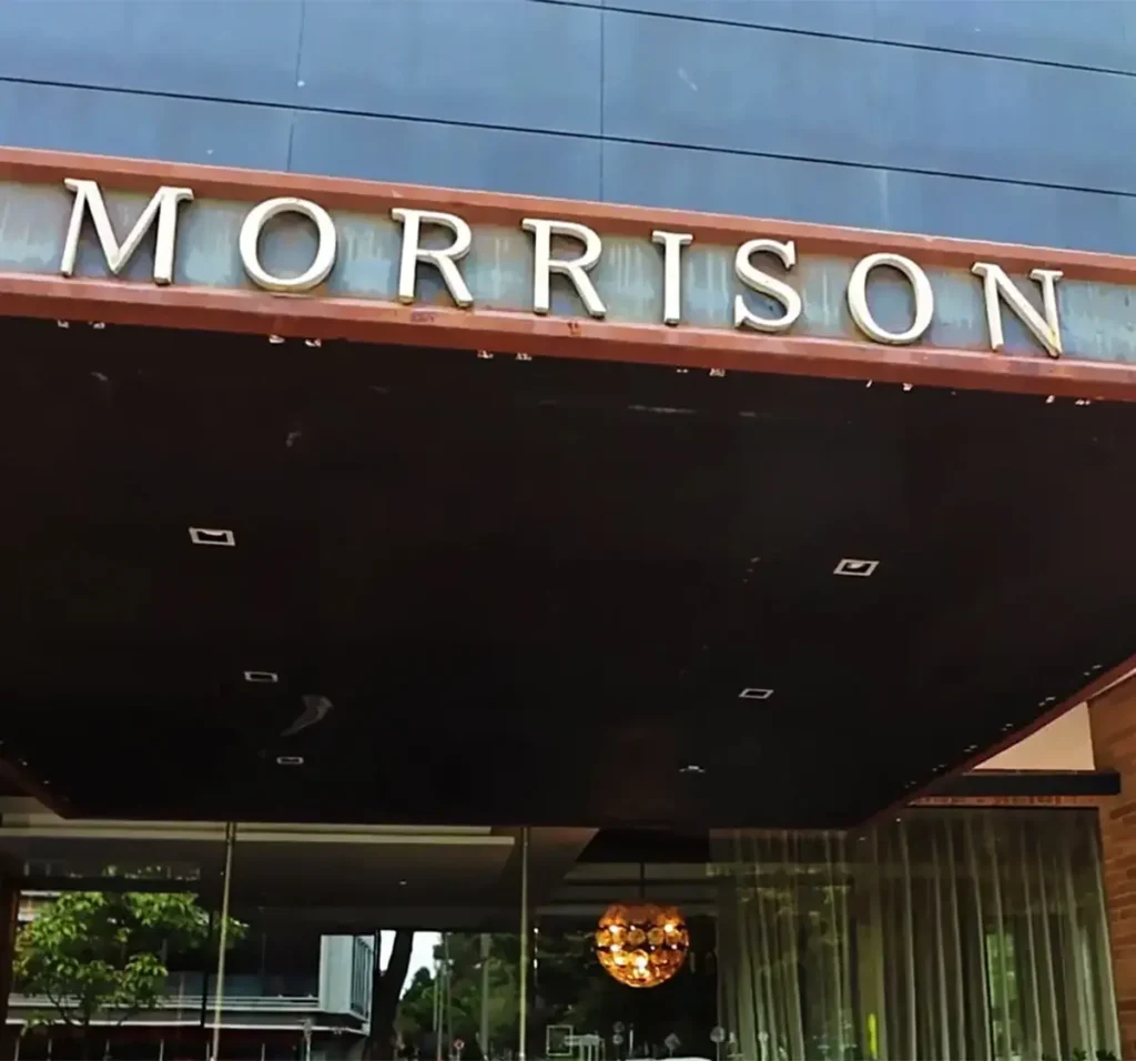 Logo &ldquo;MORRISON&rdquo; en la fachada de un edificio.