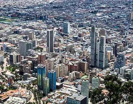Panor&aacute;mica de una ciudad con rascacielos y edificios altos vista a&eacute;rea