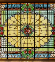 Azulejos coloridos com padr&atilde;o circular e detalhes florais em vitral
