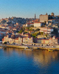 Vista a&eacute;rea de Porto com rio Douro e pr&eacute;dios hist&oacute;ricos.