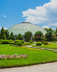 C&uacute;pula do museu ao ar livre entre jardins e flores.