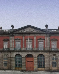 Pr&eacute;dio hist&oacute;rico de fachada com janelas e portas de madeira, ao entardecer