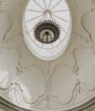 Detalhe de uma c&uacute;pula com bras&atilde;o central e luzes ao redor