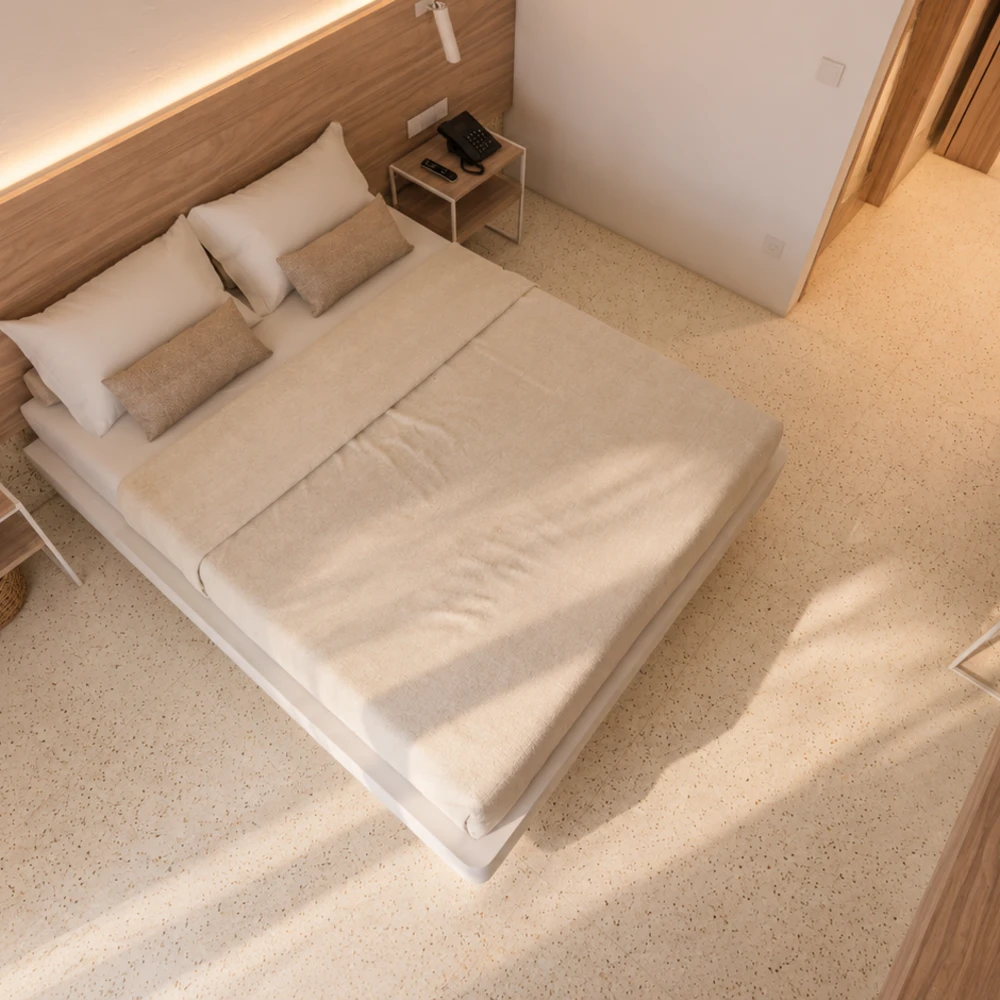 Habitaci&oacute;n con cama doble y mesita de noche junto a pared de madera