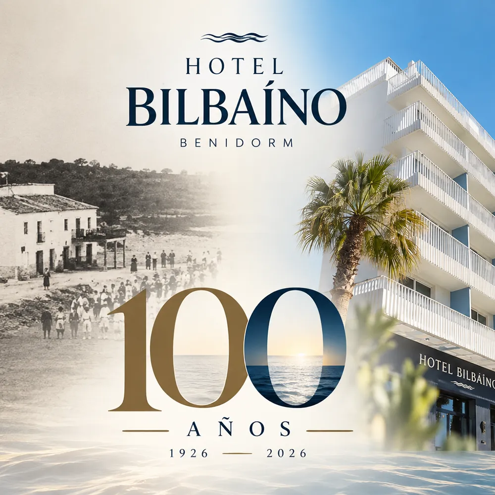 Cartel Hotel Bilba&iacute;no 100 a&ntilde;os, fachada blanca y palmeras junto al mar