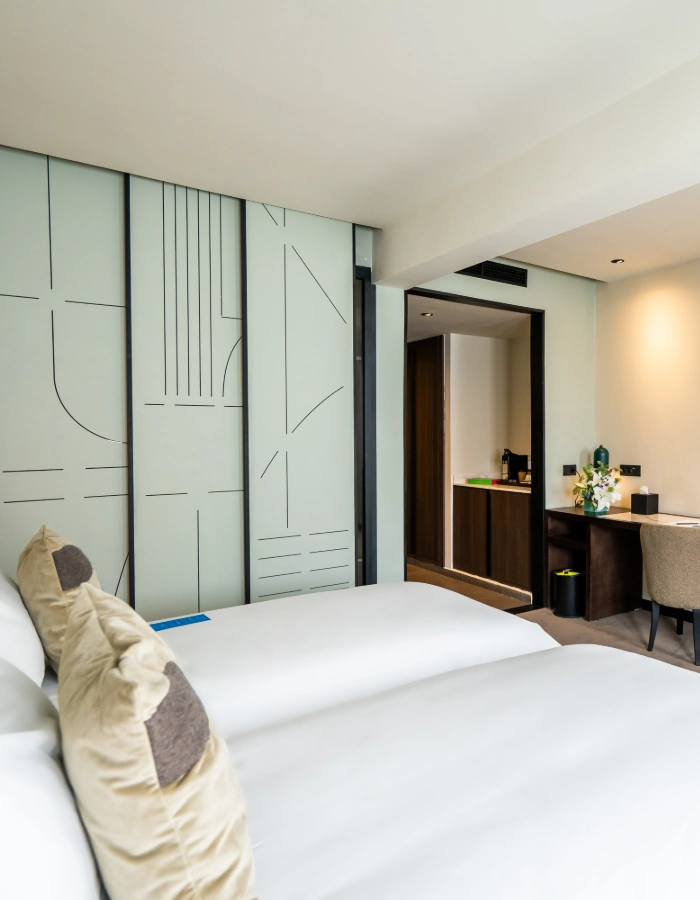 Dormitorio moderno con cama blanca, paneles decorativos y tocador de madera