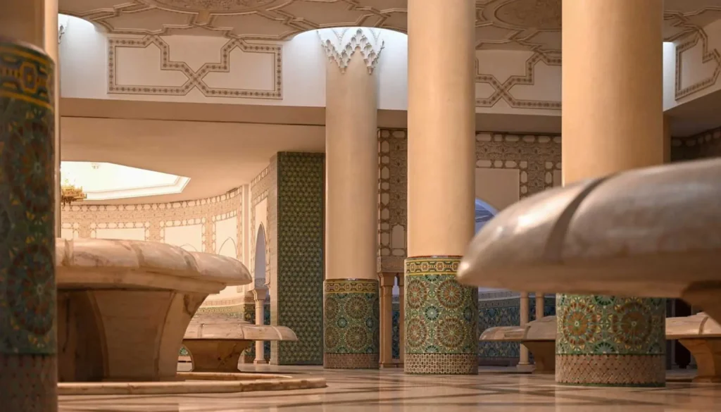 Interior de mezquita con columnas, mosaicos y arcos ornamentados