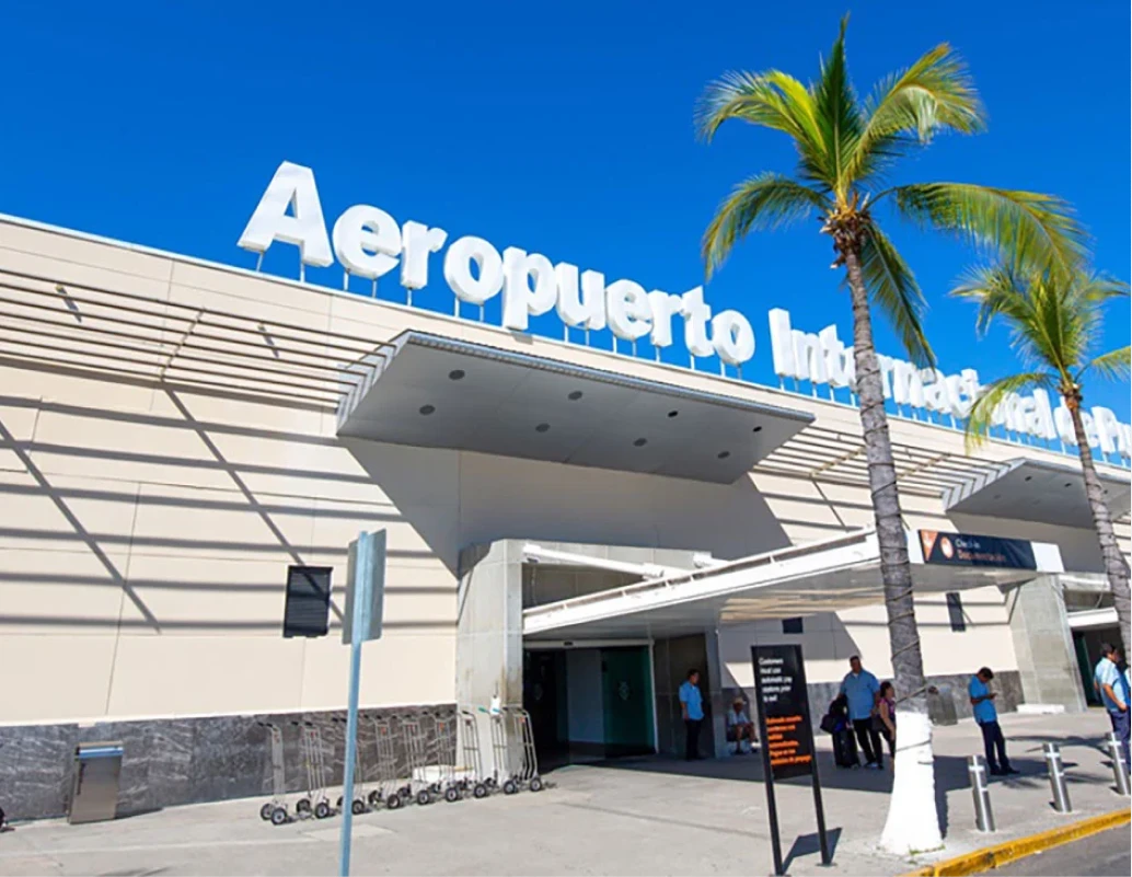 Aeropuerto Internacional: letrero y fachada con palmeras bajo cielo azul