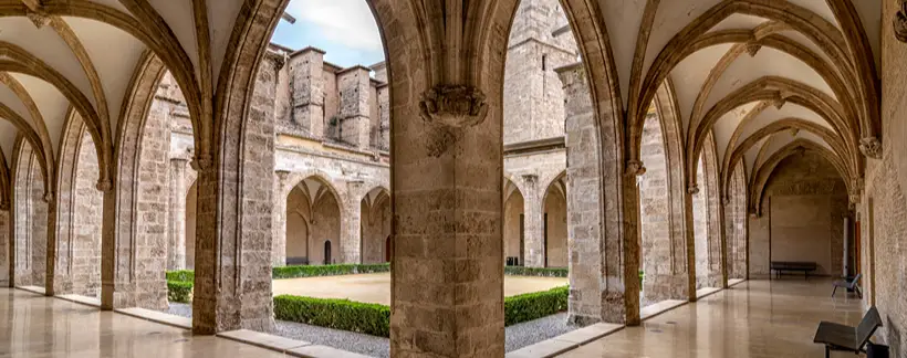 Galer&iacute;a con arcos de piedra en un patio interior.