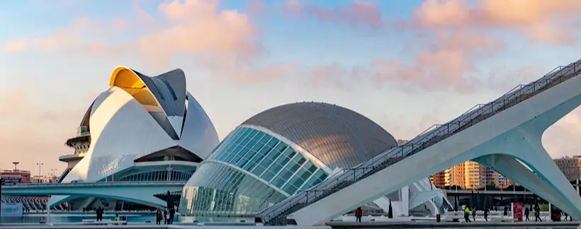 Vista del edificio futurista Ciudad de las Artes con personas y puente