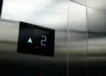 Pantalla negra en ascensor con bot&oacute;n A y flechas de navegaci&oacute;n.
