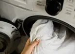 Persona con casco blanco y manos cubiertas con guantes