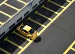 Cinta amarilla en la pista de aterrizaje con un avi&oacute;n al fondo.
