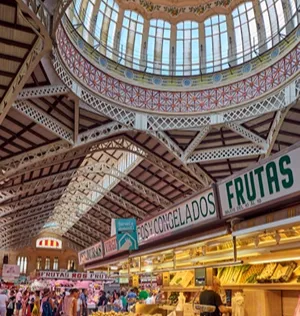 Mercado con techos abovedados y puestos de frutas y congelados