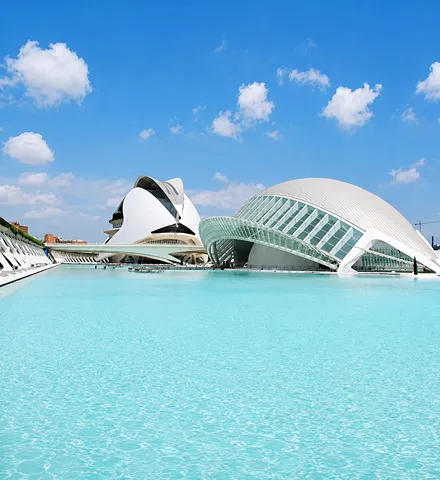 Piscina y arquitectura futurista con c&uacute;pulas blancas sobre el cielo azul