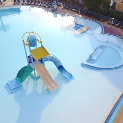 Piscina con tobog&aacute;n y &aacute;rea infantil, vista a&eacute;rea.
