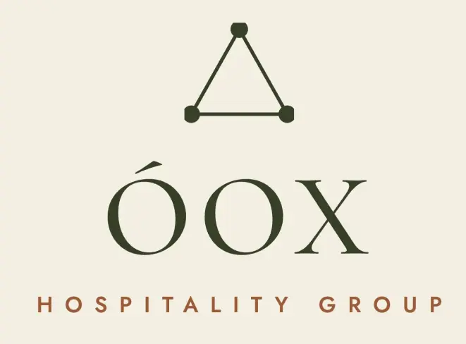 Logo de &Oacute;OX Hospitalility Group con s&iacute;mbolo triangular encima