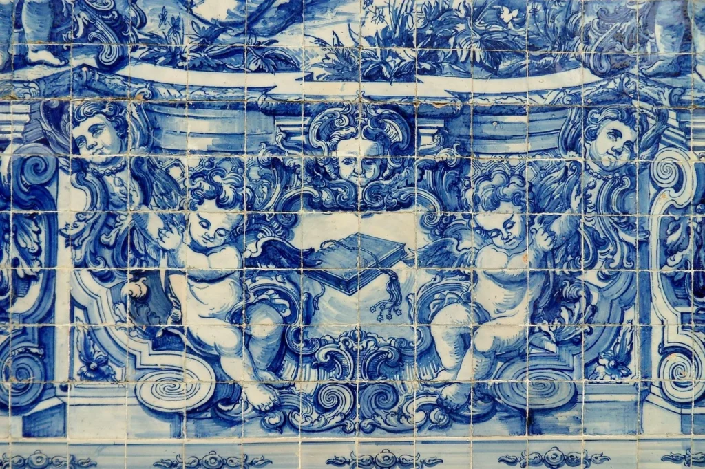 Azulejos azules con figuras barrocas y detalles ornamentales en mosaico