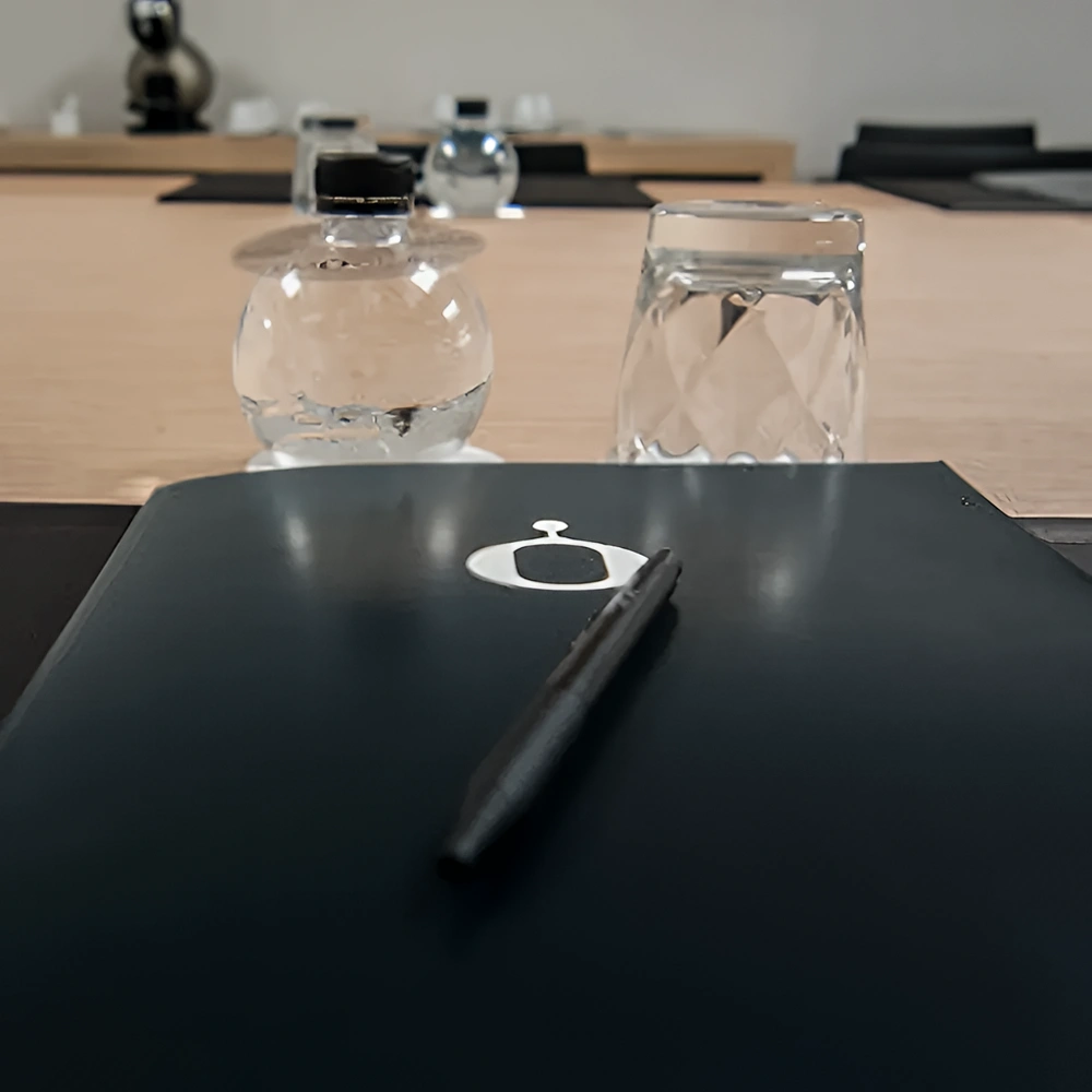 Mezcladores de mesa y accesorios de dados sobre tablero negro con una ficha de copa