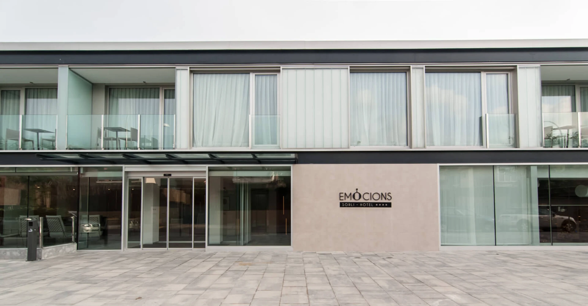 Fa&ccedil;ana d&rsquo;hotel modern amb finestres i el r&egrave;tol &ldquo;EMOCIONS SORI HOTEL&rdquo;.
