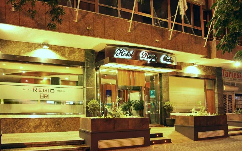 Entrada de hotel con iluminaci&oacute;n nocturna y letrero &ldquo;Hotel Ria Casa&rdquo;