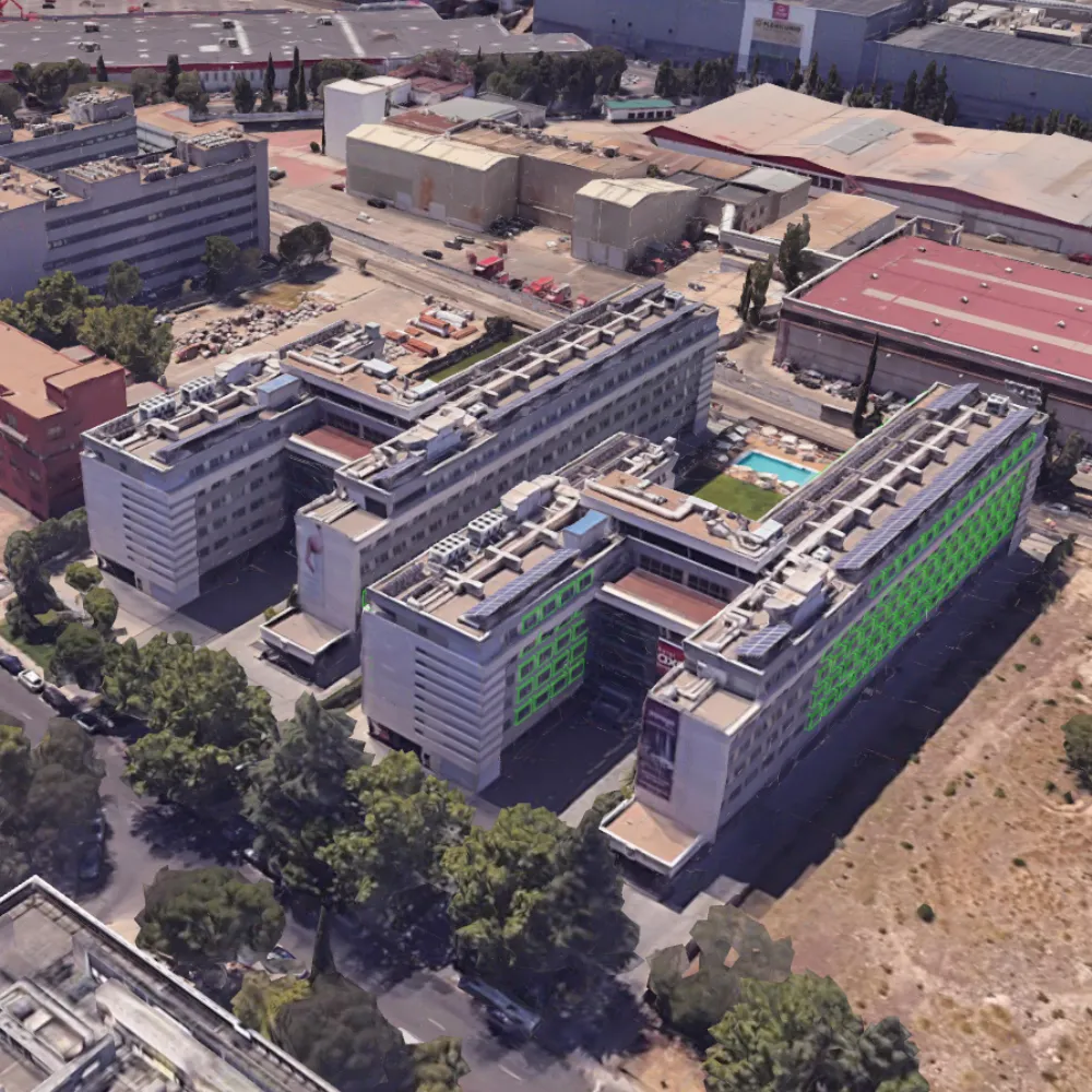 Vista a&eacute;rea del hotel con patios y &aacute;reas verdes