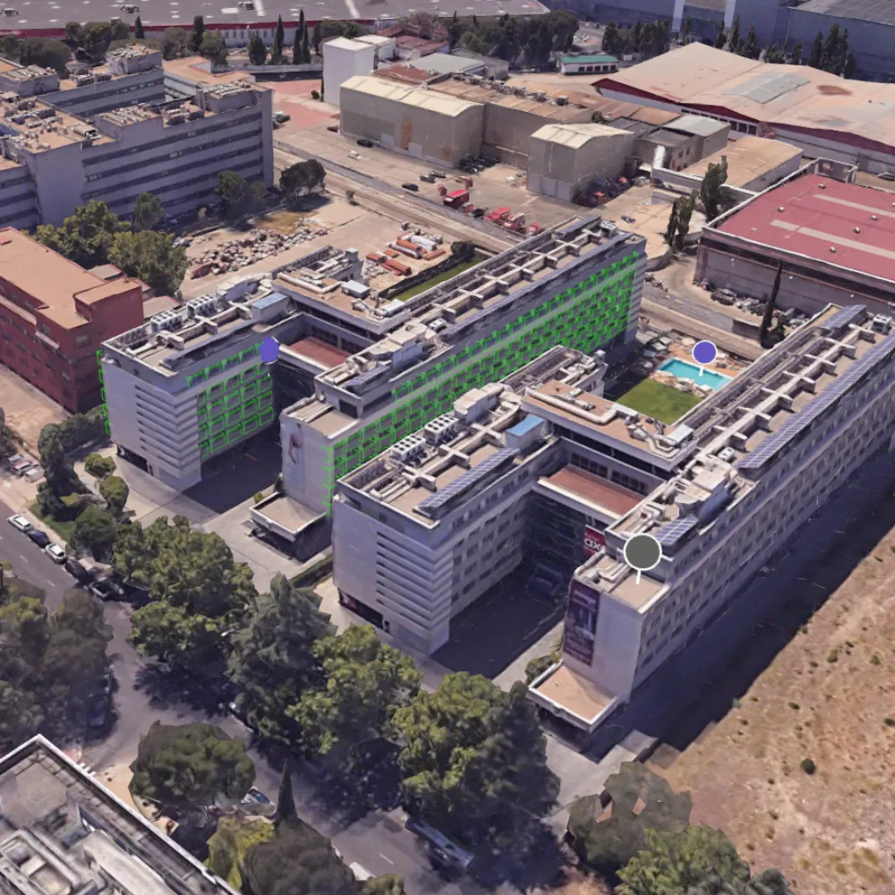 Vista a&eacute;rea del hotel con patios y &aacute;reas verdes