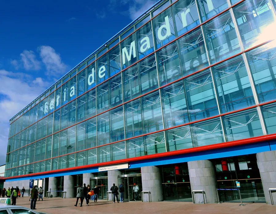 Fachada de edificio moderno con grandes letras &ldquo;La de Ma&hellip;&rdquo;.