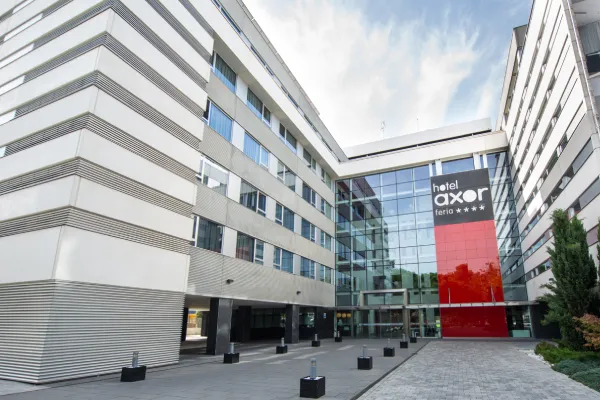Fachada de hotel Axor Feria con edificio moderno y entrada exterior